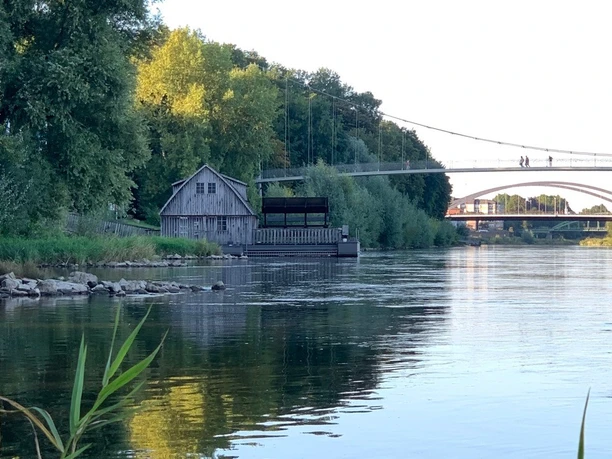 Das Bild zeigt die Schiffmühle, die in der Weser liegt.
