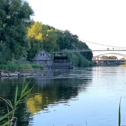 Schiffmühle Minden Das Bild zeigt die Schiffmühle, die in der Weser liegt.
