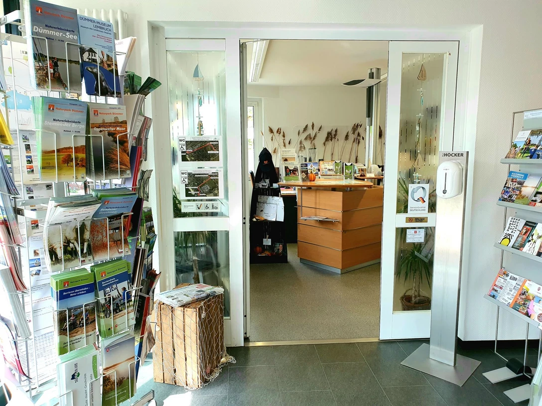 Eingangsbereich der Tourist Information Dümmerland