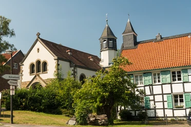 Abtskücher Kapelle St. Jakobus und Hof in Heiligenhaus Abtskücher Kapelle St. Jakobus in Heiligenhaus, umgeben von Grün, mit historischem Fachwerkhaus.