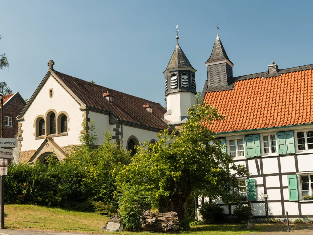 Abtskücher Kapelle St. Jakobus und Hof in Heiligenhaus Abtskücher Kapelle St. Jakobus in Heiligenhaus, umgeben von Grün, mit historischem Fachwerkhaus.