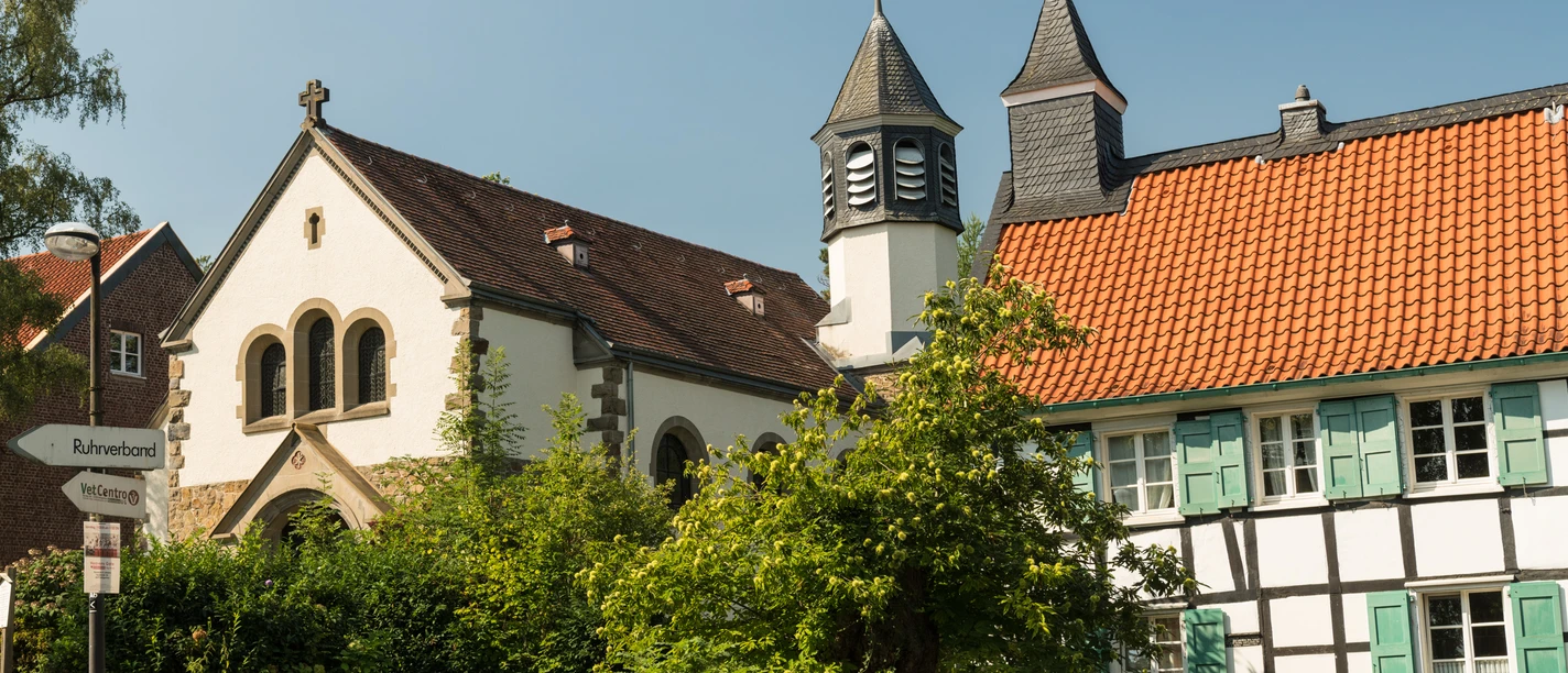 Abtskücher Kapelle St. Jakobus und Hof in Heiligenhaus Abtskücher Kapelle St. Jakobus in Heiligenhaus, umgeben von Grün, mit historischem Fachwerkhaus.