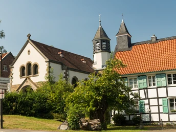 Abtskücher Kapelle St. Jakobus und Hof in Heiligenhaus Abtskücher Kapelle St. Jakobus in Heiligenhaus, umgeben von Grün, mit historischem Fachwerkhaus.