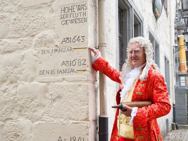 Spuren des berühmtesten Wanderarztes der Barockzeit, Doktor Eisenbart, sind in Hann. Münden überall zu sehen. Spuren des berühmtesten Wanderarztes der Barockzeit, Doktor Eisenbart, sind in Hann. Münden überall zu sehen.