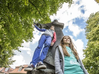 Los geht die Tour am Denkmal des "Nathan"