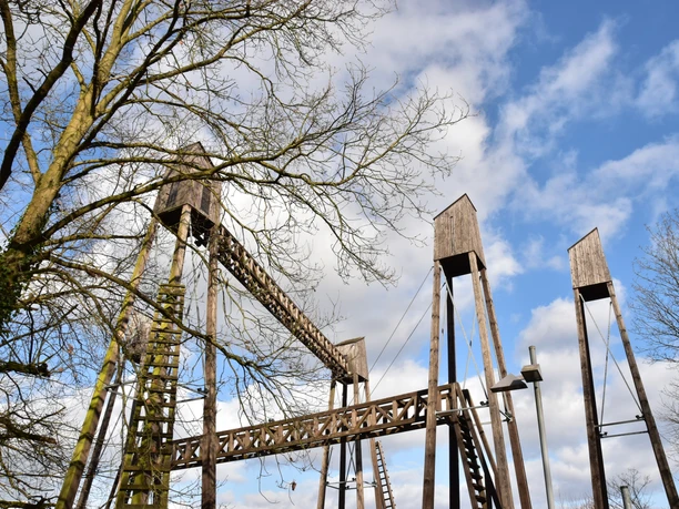 Großplastik "Brücken über den Nordkanal"