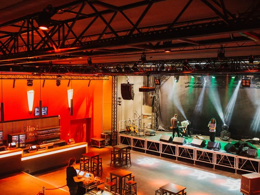 blick-auf-buehne-im-saal_Rosenhof_Osnabrueck.jpg Bühne und Bar im Saal des RosenhofsStage and bar in the hall of the RosenhofPodium en bar in de hal van de Rosenhof