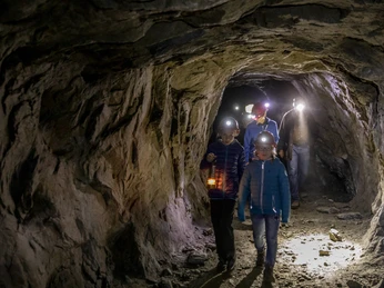 ausgerüstet in die Mine.jpg Innenaufnahme der GoldmineInterior shot of the gold mineVue intérieure de la mine d'or