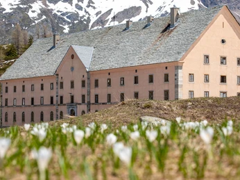 Hospiz frühling.jpg Aussenaufnahme des Hospizes auf dem SimplonpassExterior view of the hospice on the Simplon PassVue extérieure de l'hospice du col du Simplon