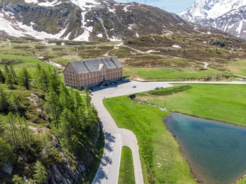 Hospiz.jpg Aussenaufnahme des Hospizes auf dem SimplonpassExterior view of the hospice on the Simplon PassVue extérieure de l'hospice du col du Simplon
