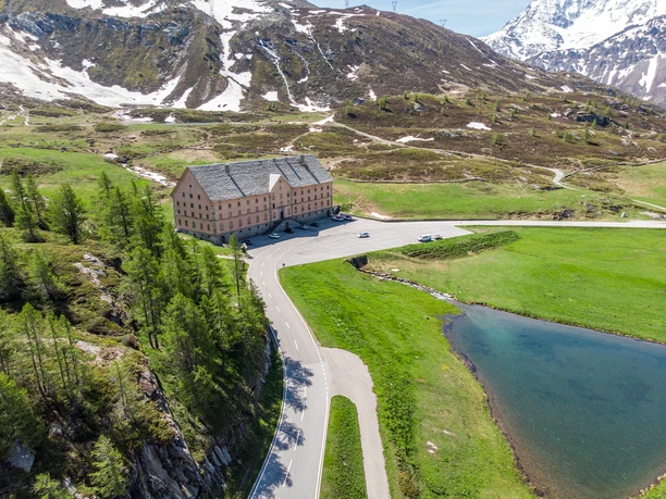 Hospiz.jpg Vue extérieure de l'hospice du col du Simplon