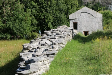 Landmauer mit Suste.jpg Image du mur d'enceinte avec Suste