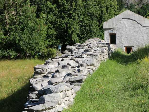 Landmauer mit Suste.jpg Image du mur d'enceinte avec Suste