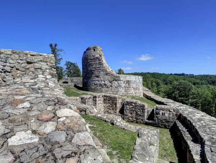 Falkenburg Mittelalterliche Burgruine Falkenburg auf einem Hügel, umgeben von grünen Wäldern und blauem Himmel.