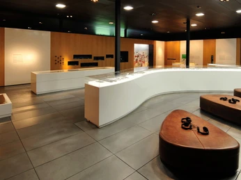 Ausstellung im Museum der BARUSSCHLACHT Moderne Museumsausstellung mit informativem Wandpanel, Glasvitrinen und bequemen Sitzgelegenheiten.Modern museum exhibition with informative wall panel, glass showcases and comfortable seating.Moderne museumsudstilling med informative vægpaneler, glasmontrer og behagelige siddepladser.Moderne museumtentoonstelling met informatieve wandpanelen, glazen vitrines en comfortabele zitplaatsen.