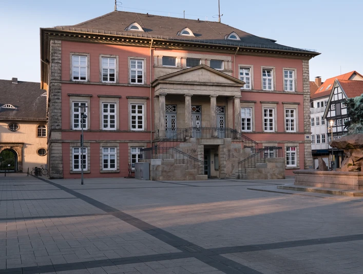 Ein beeindruckendes Rathaus mit klassizistischer Architektur und markanten Säulen in Detmold.