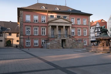 Rathaus Detmold Ein beeindruckendes Rathaus mit klassizistischer Architektur und markanten Säulen in Detmold.