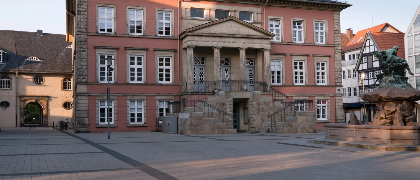 Rathaus Detmold Ein beeindruckendes Rathaus mit klassizistischer Architektur und markanten Säulen in Detmold.