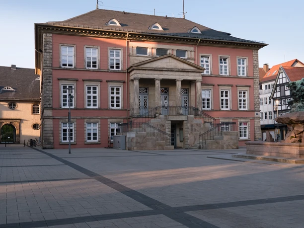 Rathaus Detmold Ein beeindruckendes Rathaus mit klassizistischer Architektur und markanten Säulen in Detmold.