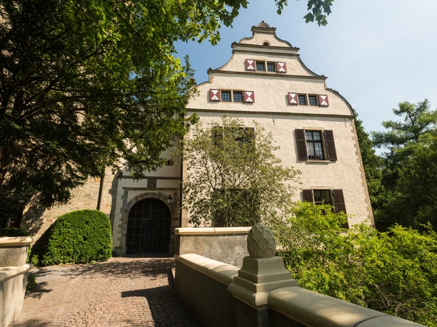 Herrenhaus von Schloss Landsberg nahe Essen Herrenhaus Schloss Landsberg nahe Essen, historisch mit Erkern und Fachwerk, umgeben von Bäumen.