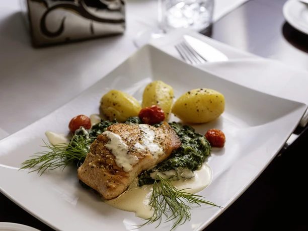 Speise.jpg Gegrillter Lachs auf Sahnespinat mit Dillkartoffeln und Kirschtomaten, elegant aufgetragen.