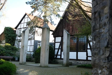 Gedenkstätte für die Opfer der nationalsozialistischen Gewaltherrschaft in Detmold Drei steinerne Stelen stehen vor Fachwerkhäusern als Mahnmal für NS-Opfer in Detmold.