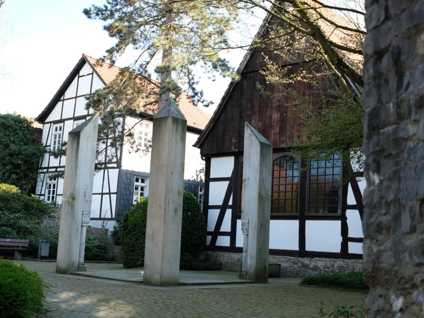 Gedenkstätte für die Opfer der nationalsozialistischen Gewaltherrschaft in Detmold Drei steinerne Stelen stehen vor Fachwerkhäusern als Mahnmal für NS-Opfer in Detmold.