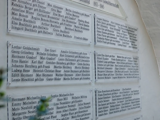 Gedenktafel in Detmold erinnert an Opfer der nationalsozialistischen Gewaltherrschaft 1933–1945.