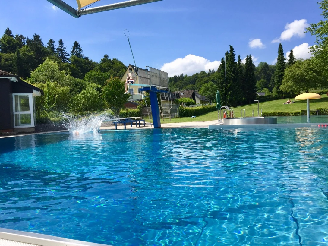 freibad-usseln-mit-sprungturm.jpg