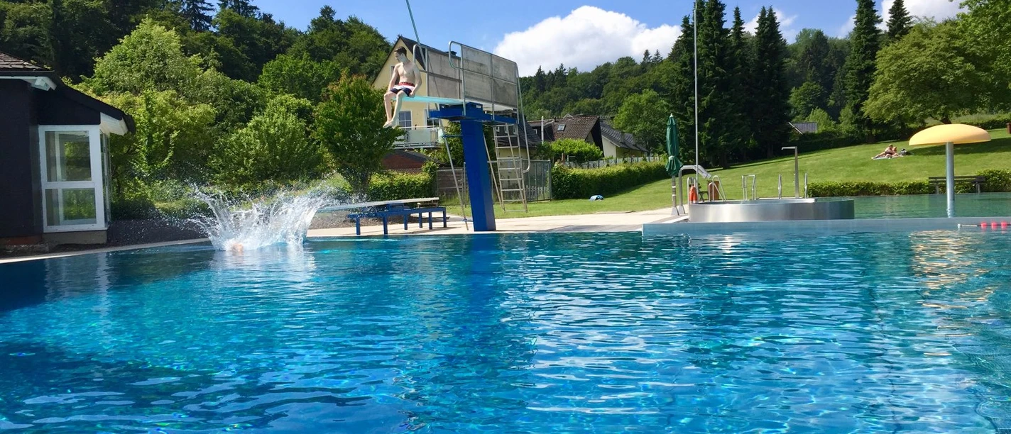 freibad-usseln-mit-sprungturm.jpg