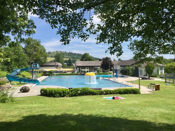 freibad-usseln-mit-liegewiese.jpg