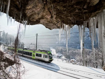 bls-loetschberg-route-blausee-winter-eiszapfen-schnee.jpg
