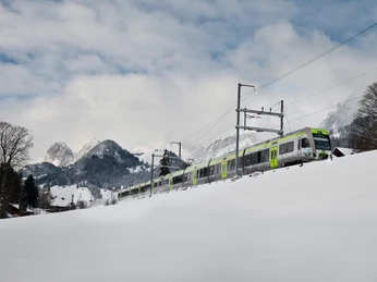 bls-loetschberg-route-regio-express-winter-schnee-zug-landschaft.jpg