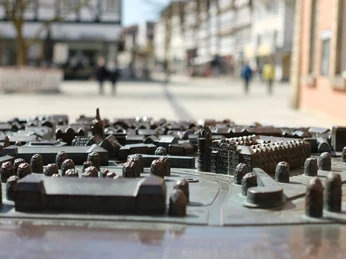 Detailreiches Bronzemodell der Stadt Detmold mit umliegenden Fachwerkhäusern und Fußgängerzone.