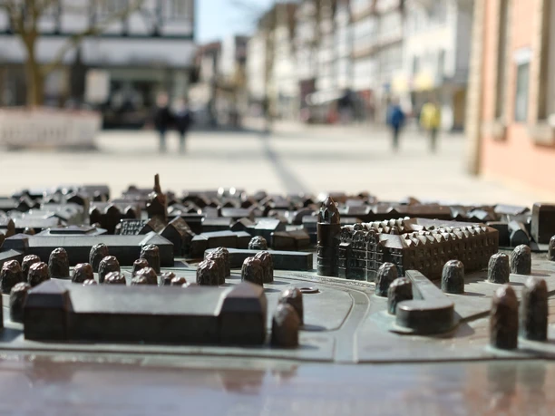 Detailreiches Bronzemodell der Stadt Detmold mit umliegenden Fachwerkhäusern und Fußgängerzone.