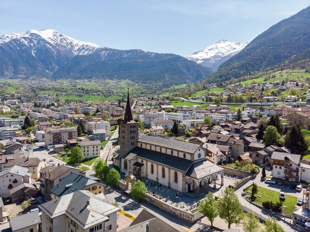 kirche glis.jpg Vue extérieure de l'église paroissiale de Glis