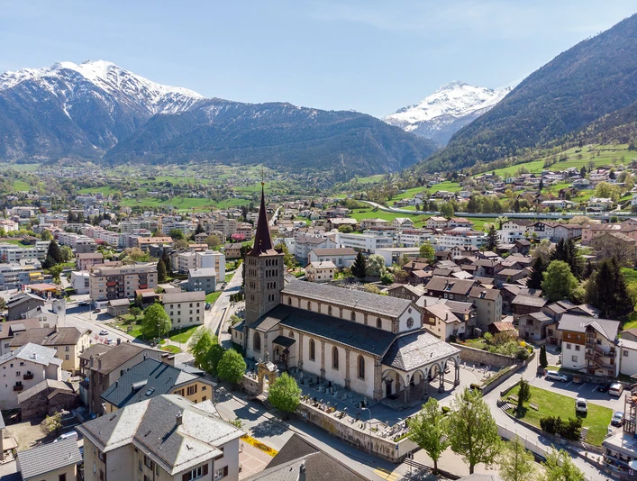 kirche glis.jpg Aussenansicht Pfarrkirche GlisExterior view of Glis parish churchVue extérieure de l'église paroissiale de Glis
