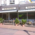 Große-Rechtien_Bad Iburg_Teutoburger Wald Tourismus_Bohlken.jpg Straßencafé mit Terrasse, Blumenschmuck und Gästen, die unter Markisen gemütlich speisen und verweilen.