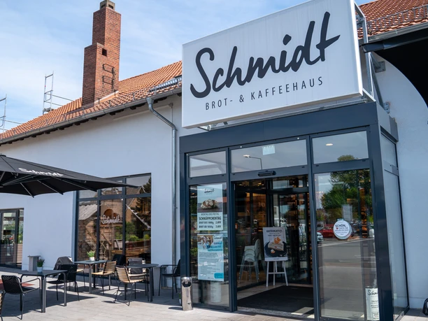 Bäckerei Schmidt außen.jpg Dies ist die Außenansicht der Bäckerei Schmidt mit Sitzgelegenheiten..