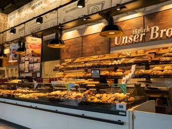 Bäckerei Schmidt-2.jpg Das Bild zeigt den Tresenbereich sowie die leckere Auswahl an Backwaren.