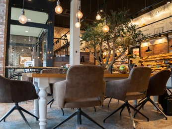 Das Bild zeigt die Sitzmöglichkeiten im Innenbereich.