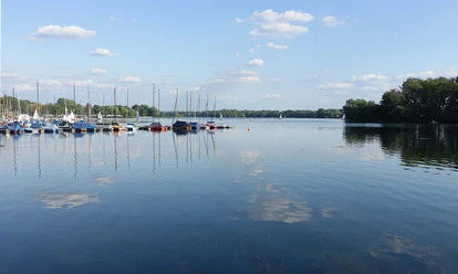 Bootshafen am Unterbacher See bei Erkrath und Hilden Boote liegen ruhig am Steg im Bootshafen des Unterbacher Sees, umgeben von ruhigem Wasser und bewaldetem Ufer.