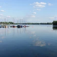 Bootshafen am Unterbacher See bei Erkrath und Hilden Boote liegen ruhig am Steg im Bootshafen des Unterbacher Sees, umgeben von ruhigem Wasser und bewaldetem Ufer.