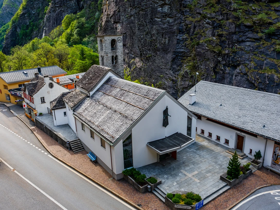 Gondo Kirche.jpg Aussenansicht Pfarrkirche GondoExterior view of the parish church in GondoVue extérieure de l'église paroissiale de Gondo