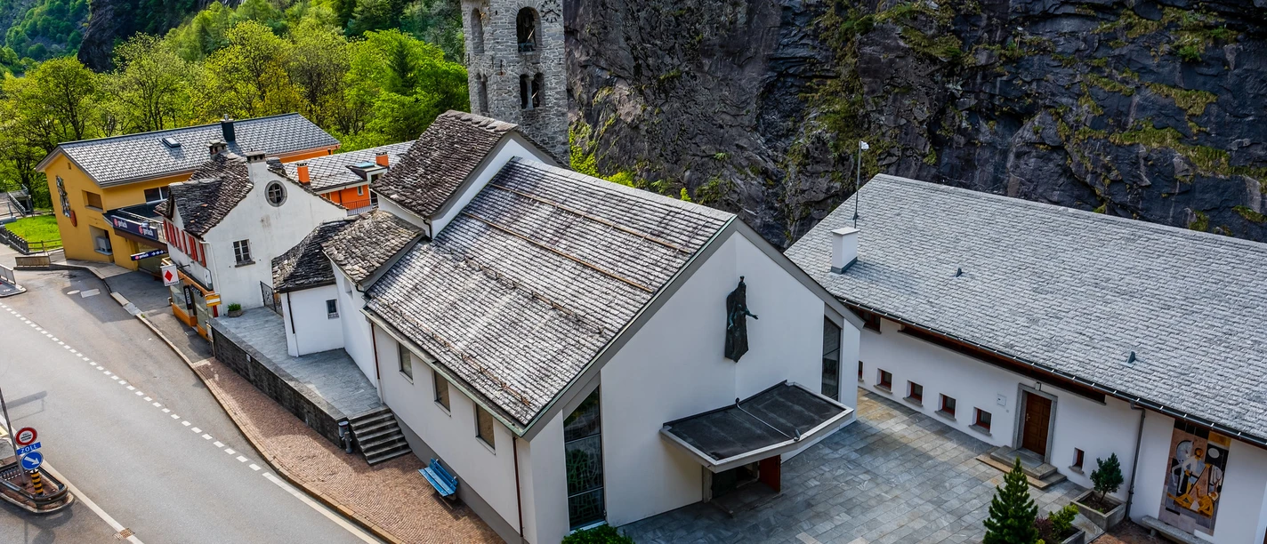 Gondo Kirche.jpg Exterior view of the parish church in Gondo