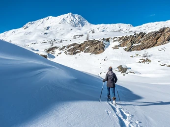 Schneeschuhlaufen auf dem Simplonpass im Wallis Schneeschuhlaufen auf dem Simplonpass im Wallis