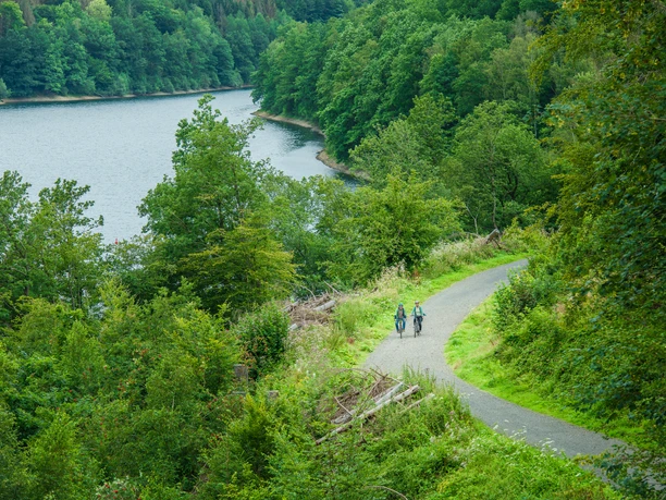 Radfahrer an einer Talsperre im Bergischen Land