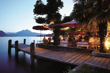 Restaurant-Pizzeria SeeHotel Gotthard Terrasse de jardin au bord du lac au crépuscule