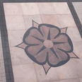 Lippische Rose hinter dem Rathaus Detmold Rosenmotiv aus dunklen Pflastersteinen auf hellem Bodenbelag vor dem Rathaus von Detmold.