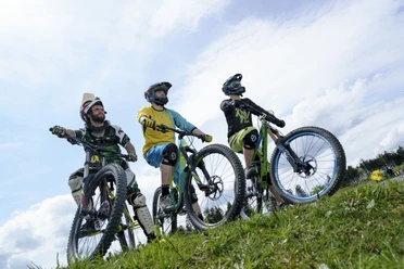 3 Mountainbiker am Start der Downhillstrecke 3 Mountainbiker am Start der Downhillstrecke